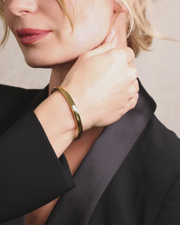 Video of a woman wearing an ENVYONE 18K Gold-Plated hinged bangle bracelet.