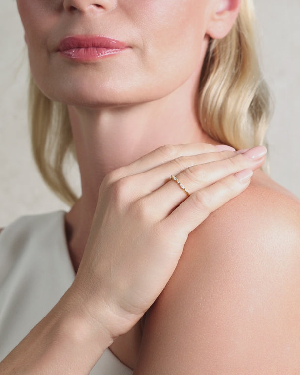 Video of a woman wearing an ENVYONE 925 Sterling Silver ring with 18K Gold Plating and brilliant white zircon stones.