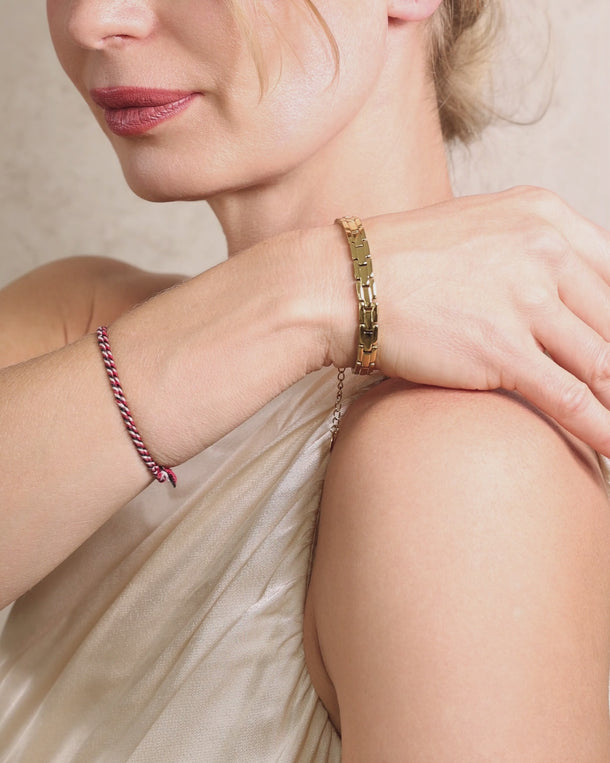 Video of a woman wearing an ENVYONE 18K Gold-Plated interlocking link bracelet.