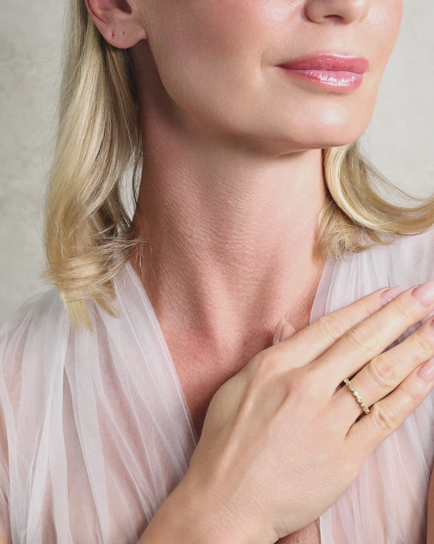 Video featuring an ENVYONE 18K Gold Plated ring with sparkling white zircon stones worn on a woman’s hand.